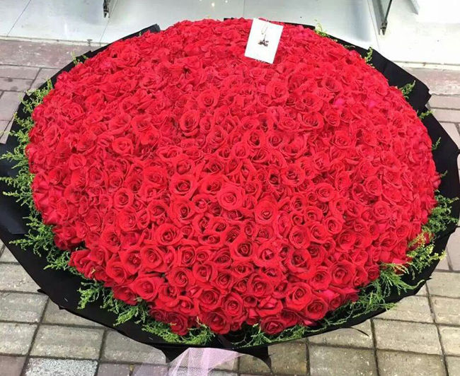999朵 九百九十九朵玫瑰花更是浪漫,寓意是想和你长长久久共度一生.
