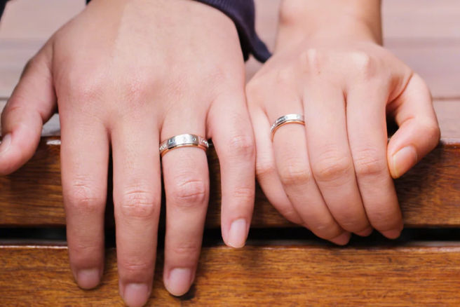 这个信息并不清楚,所以大多数男性在左手的食指上戴戒指起到装饰的
