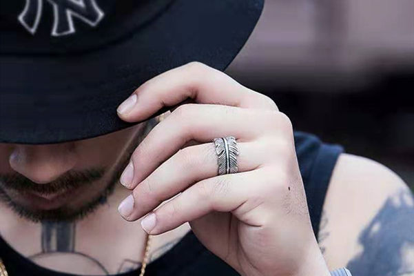 男戒指的戴法和意义 十个手指戴戒指的含义男生 - 婚