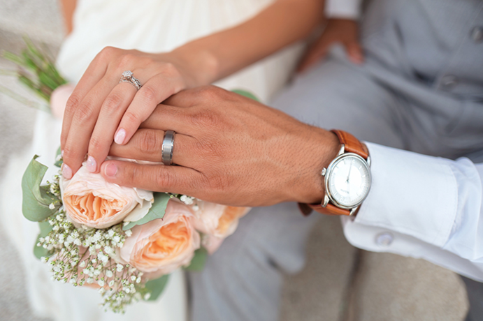 结婚戒指是两个人之间的爱情信物,意义非常重要,因此新人们一定要知道