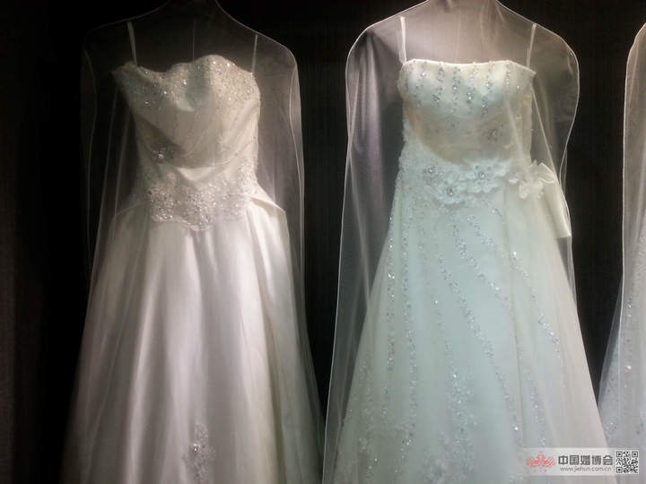 这两件婚纱都是绸缎材质的,适合室内明场婚礼时穿着,很温馨很甜美的