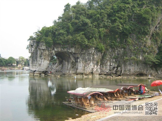 这里是著名的象山区,此象山是桂林山水的市标.