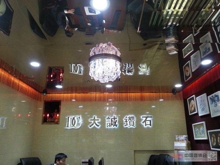 走进大诚钻石店,感到他家的店面真的好小啊~巴掌大小的地儿 对面的墙