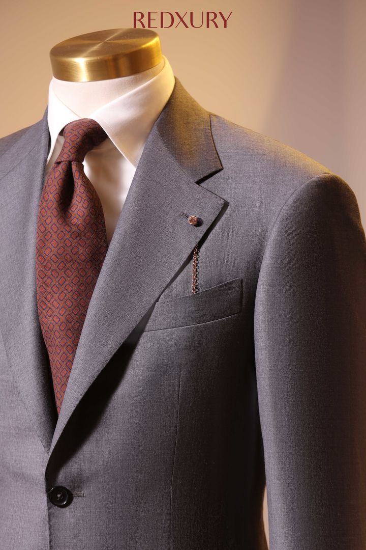 可定制颜色 : 灰色材质 : 进口羊毛领口类型 : 平驳领/可定制款式