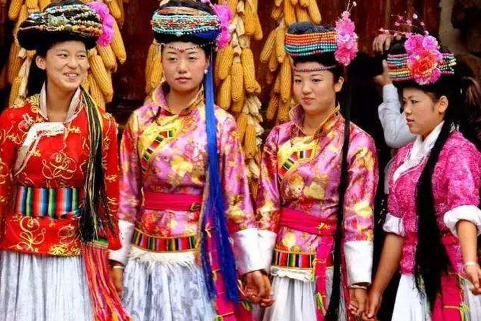 中国是个多民族的国家，每个民族都有不同的文化，当然也有他们奇异的婚俗。在有些少数民族里，娶媳妇可不是一件容易的事。阿昌族是一个拥有灿烂文化的民族，它是云南省独有的跨境而居的少数民族之一，特殊的地理位置决定了奇特的阿昌族求婚习俗。