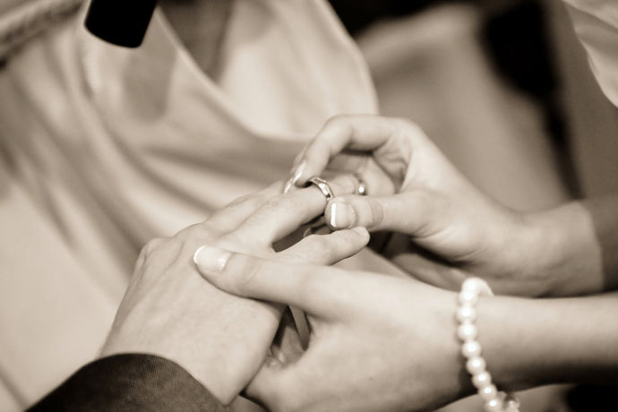 订婚戒指，顾名思义是订婚用的戒指，一般指的是男士送给女孩子订婚用的戒指，因此只有一枚。而结婚戒指是两个人已经决定在一起，是彼此真爱的一个呈现见证信物，所以一般是有两枚戒指，为男女结婚对戒。