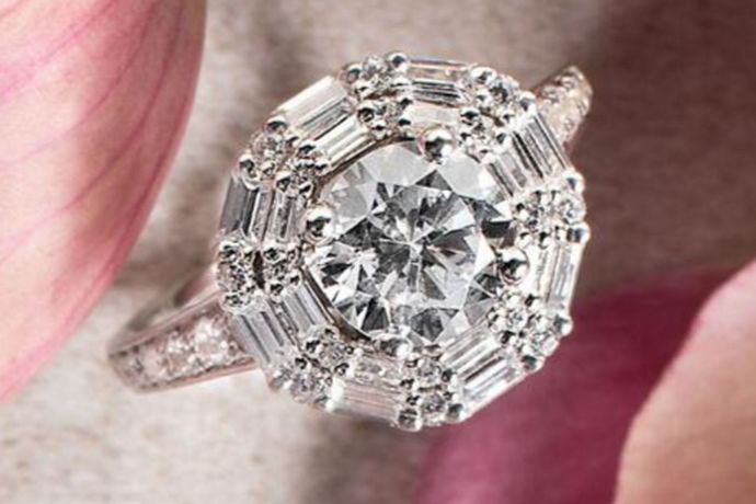 一般的订婚戒指都是镶嵌了单颗钻石的款式，因为钻戒一直都是求婚戒指中最受欢迎的。再有就是钻石纯净、坚硬，是纯洁爱情和婚姻牢不可破的象征。而且，女性都的心中都有一个钻戒梦想，希望自己的另一半能在求婚时送上一枚璀璨美丽的求婚钻戒。