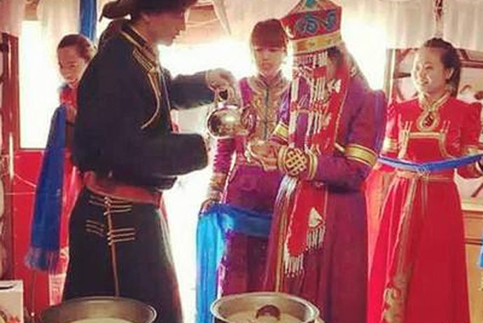 蒙古族是中国的少数民族之一。长期的游牧生活也使其形成了与中原地区全然不同的蒙古民族文化。其中蒙古族的婚俗更是独具特色，许多别开生面的婚俗形式更是令人感到惊艳。