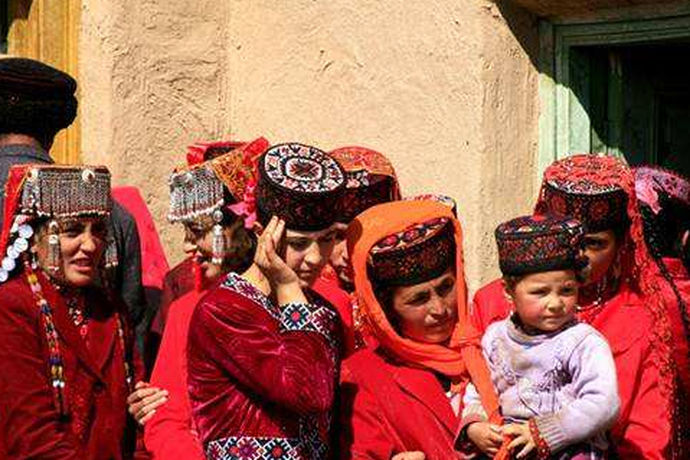 在海拔4000多米的帕米尔高原上，居住着我国塔吉克民族，这是个能歌善舞、热情好客的民族，他们的生活富有神秘的色彩，而他们的求婚习俗和结婚习俗也是别具一格的。