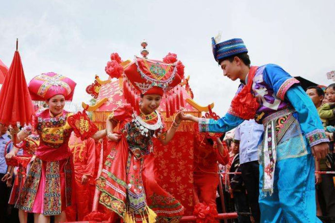 在广西生活很多壮族人，他们的婚礼习俗有着通婚一说，也就是可以与汉族或者是其他民族通婚，现在大部分人都会采用自由恋爱的方法来进行结婚。在婚礼习俗中抛绣球、打木槽、唱山歌、对歌等就是会出现的一种习俗，是恋爱择偶的方法，在经过这些步骤之后，双方仍然有意思，那么就可以决定交往，决定终生。