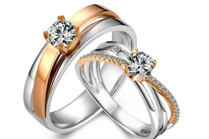 戒指，是一种戴在手指上的装饰品。一般人们结婚的时候用其作为两人相爱的见证。闪耀的订婚戒指是每个女孩的梦想，也是爱情的代表和承诺。你对订婚戒指的想象会是什么呢？让我们好好看看吧。