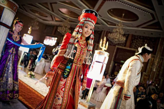 中国五十六个民族相处得都很和谐，所以相互通婚的情况越来越多。其中蒙古人性格豪爽深受各民族的人的喜爱，那么蒙古族和汉族结婚条件是怎样的呢？