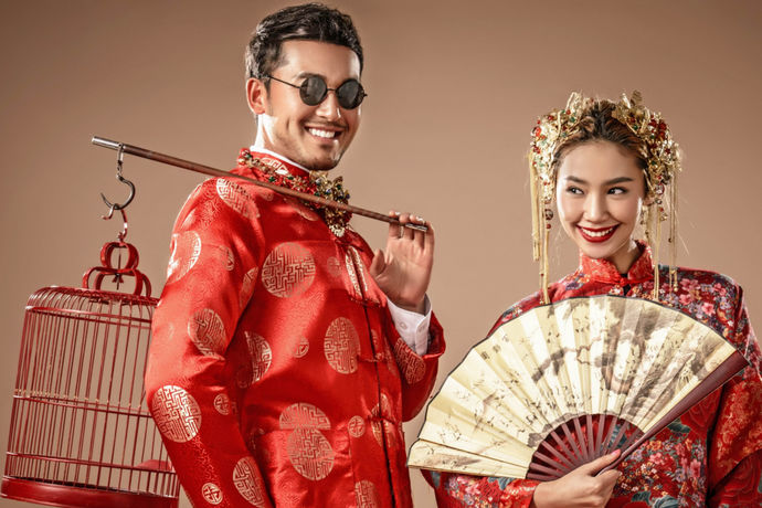 订婚在民间中国婚俗之中占有很重要的位置，按照习俗，订婚就要给女方订婚礼金，这也是婚约的开始。总体原则：订婚礼金多少是根据个人经济条件、家庭状况、当地风俗自行调整。