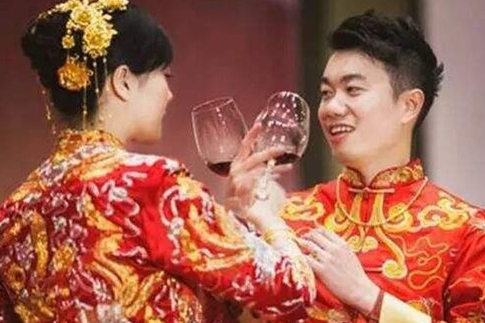 婚礼交杯酒是中国的传统婚俗，比较常见的是新人在婚礼上当着大家的面来喝交杯酒，但实际上最早的交杯酒是在进入洞房之后先各饮半杯，然后交换一起饮酒，这就是所谓的交杯酒。交杯酒的意思就是一个瓜分成两个瓢，可以引申为结婚的意思。
