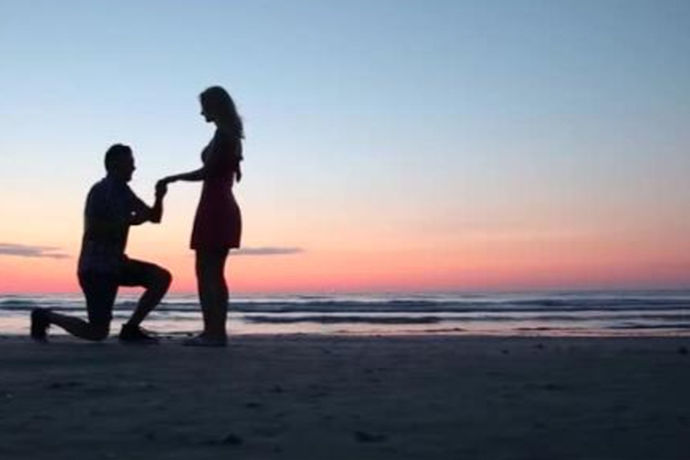 海边求婚创意顾名思义就是在海边举行的求婚仪式。海边有宽敞的沙滩，有浩瀚的大海，除此之外是没有什么可以渲染求婚气氛的。但是沙滩和大海其实已经足够了，这两个就足以打造出来浪漫的海边求婚仪式。那么到底海边求婚创意都有哪些呢？