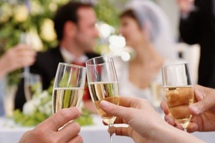 婚礼敬酒是不可缺少的环节，是新人和宾客进行交际的时刻，作为举办方不仅要准备好酒水，而且要知道敬酒的时候不是随意的，是按照一定的顺序，这个顺序新人是要清楚的，并且按照这个顺序进行。