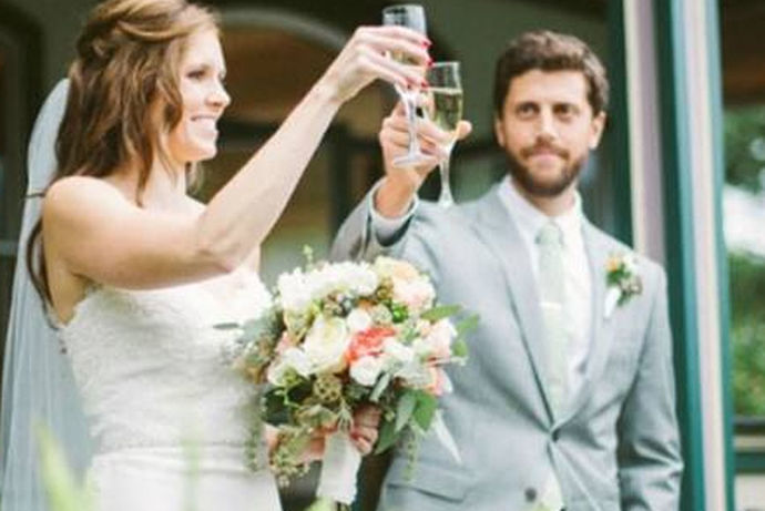 在婚礼中结婚敬酒新人和宾客进行互动的一个环节，在这个环节中敬酒是有一些礼仪的，如何斟酒、敬酒的时间和顺序都是有讲究的，新人是必须知道这些结婚敬酒礼仪的。