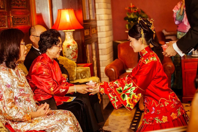 中式复古婚礼是为新人举办一场中国风浓郁的复古式婚礼，从婚礼场地布置以及新人服饰装扮都有特别的要求，目的就是可以更加突出婚礼主题，让宾客在出席婚礼时能够一目了然的感受到整场婚礼所要表达的主题。这样的婚礼风格是很多年轻人比较喜欢的，能够对于婚礼有创新的思想，还能向宾客们展示中国婚礼上的一些传统习俗，确实是很好的结合方式。