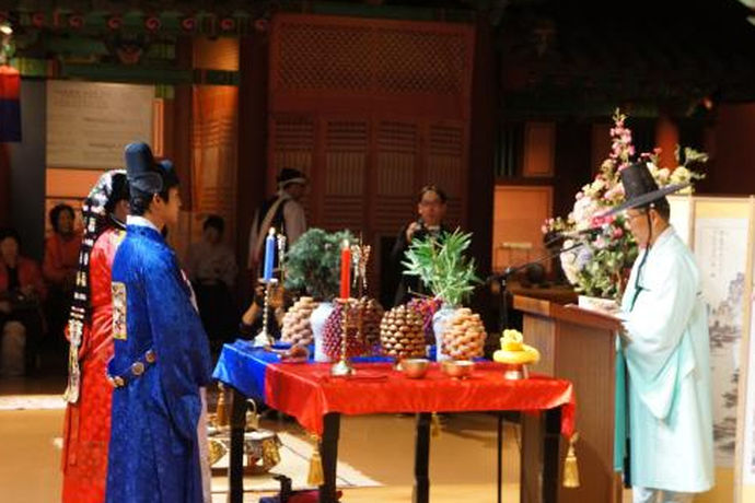 传统韩式婚礼是指按照韩国的传统婚礼仪式举办的婚礼。这种婚礼散发着浓郁的韩国文化，但由于韩国文化深受中国文化，特别是儒家文化影响，所以在传统韩式婚礼里处处可见到中国文化元素，或说深受中国文化的影响。