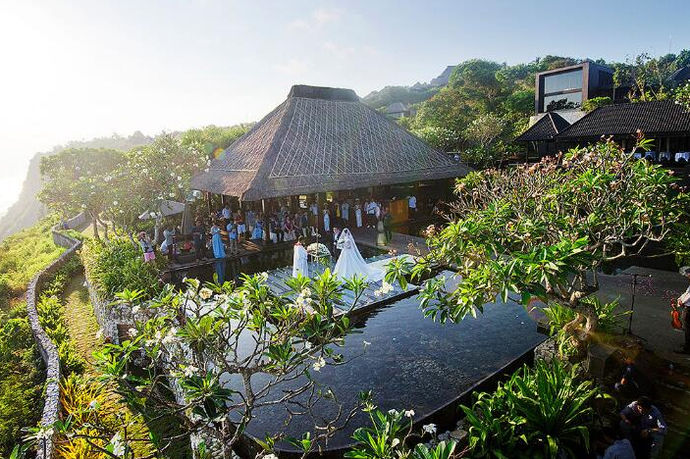 巴厘岛，是印度尼西亚的一个岛屿。岛上热带植被茂密，是举世闻名的旅游岛。许多有经济条件的新郎和新娘都将巴厘岛作为结婚或者是度蜜月的不二之选。那么今天我们一起来了解一下巴厘岛教堂婚礼场地大全吧！