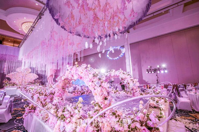 紫色主题婚礼是以“紫色”元素为核心的主题，这种颜色典雅而高贵，可以让婚礼有一种华贵、厚重的感觉，而且紫色婚礼还有一种其他主题婚礼无法达到的神秘之感。婚礼现场将以紫色为主色调，然后加入白色和粉色。在婚礼元素的选择上可以以薰衣草、紫丁香、紫郁金香和紫色绸缎为主。
