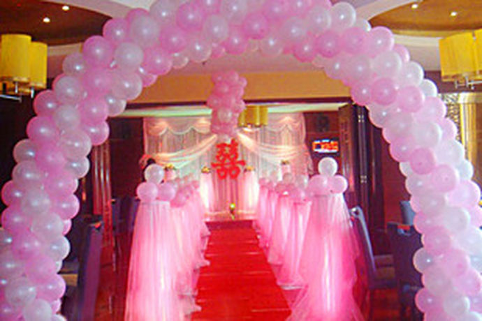 婚礼气球拱门是一种比较新潮的拱门设计，也是很多简约婚礼风格最喜欢使用的一种，因为气球蓬蓬的五颜六色的效果很容易营造出浪漫的氛围，所以很多室内婚礼特别是户外婚礼非常适合用婚礼气球拱门。