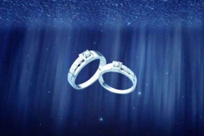 在我们的印象中，海洋是广袤、深邃的象征，在蓝色的海洋上约会也是一种浪漫的事情，所以就有以蓝色海洋为主题的婚礼，我们一起来了解一下要怎么准备好一场蓝色海洋主题婚礼吧！