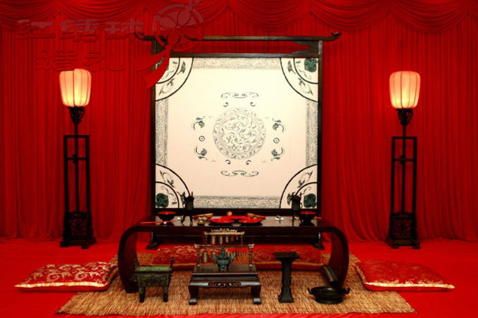 汉朝婚礼流程是指按照中国封建王朝——汉朝的文化、习俗等举办的婚礼所包含的程序、仪式、文化内涵等，属汉朝时期的婚礼的现代版本，当然主要是原滋原味的汉朝婚礼仪式、程序、文化内涵等。汉朝是中国很强盛的一个王朝，国土面积也扩大了。
