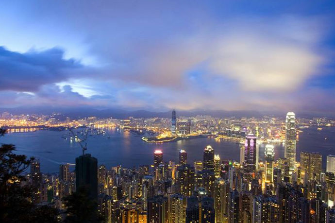 香港两日游，到底怎么安排会比较好呢？到底是选择跟团游还是自由行？其实这个问题也并不是很难解决，找到一个省心省钱的方式，就可以达到更好的效果。提前看一下一些旅行家或者是自媒体人的游记，这样就能够更好的做好香港两日游的行程安排。对于第一次去香港旅游的人，或许选择跟团是比较省心省事的，也可以到当地之后找导游。如果想玩儿更加的自由，那么也可以选择自由行。