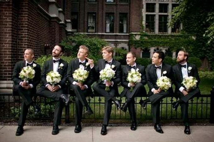 在婚礼这个重要的仪式当中，要考虑有及时掌握方法与搭配伴郎人数的基础上，可以放心得到一个豪华婚礼的高端保证，就一定要在注重基本人数配备的同时，要有全面的考虑。伴郎团人数的搭配，婚礼的规模大小是个重点。所以一般以三人五人七人九人为设置标准，对于场面巨大的婚礼，也有配备在十人以上的情况。当然伴娘与伴郎，还是要有匹配性的，而人数完全一致，也是其中特别重要的一般标准。