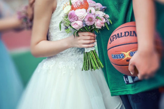 篮球主题婚礼是用篮球和篮球有关的物品对婚礼进行布置的婚礼。通过用篮球和篮球有关的物品对婚礼现场、婚礼迎宾牌、婚纱照的拍摄、婚礼小饰品、手捧花、伴手礼等等进行布置，营造一场青春活力的现代婚礼。篮球主题婚礼适合喜欢篮球运动的新郎新娘，通过新娘的喜好布置婚礼，更可以显示出新郎对新娘深深的爱意。