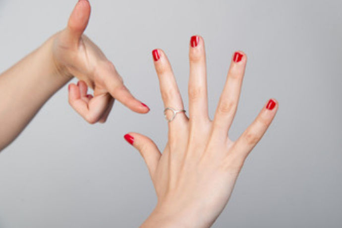 食指戴戒指是什么意思，食指戴戒指是指将有纪念意义的戒指套在食指上，戒指，是戴在手指上的装饰品，任何人都可以佩戴，佩戴戒指的习俗源远流长，不同的地点放对不同的佩戴方式有着不同的代表含义。戒指材料可以是金属、宝石、塑料、木、或骨质等。