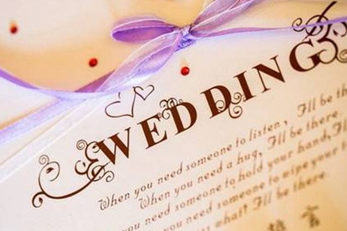 结婚新郎保证书是近几年流行起来的婚俗之一，由新郎亲自动笔写作，在婚礼现场当众朗读或者是求婚、订婚现场。结婚保证书的写法很多，可适用不同的场景，主题可以是对婚后生活的渴望，也可以是对自己的严格要求，叙述方式可以俏皮一些，以符合婚礼的喜庆氛围。