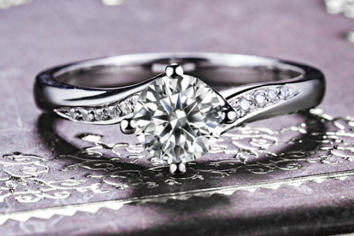在婚礼准备事项中，新婚夫妻必不可少的一项就是购买戒指。18k白金钻石戒指是采用18k白金为原料打造出戒托再在上面镶嵌钻石制作而成的。18k白金首饰指目前是受到众多的年轻新人们的喜爱，不论是从款式还是性价比方面看，都是属于极佳的选择。