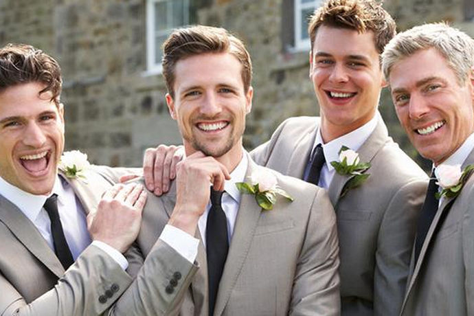 有的人认为男生参加婚礼发型并不重要，因为在婚礼上宾客们关注的焦点都是在新郎新娘身上。实际上在参加婚礼时如果不注重外表打扮，就容易给人一种邋遢的感觉，而且也会让新人觉得自己不受重视，那么男生参加婚礼发型有哪些款式可供挑选呢？