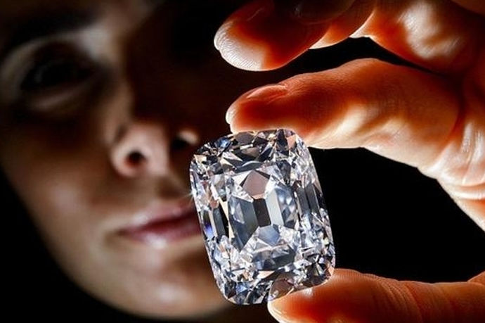 库利南钻石就是一种个体很大的宝石金刚石，因为它的个头很大因此而文明，而其原石一般得需要将其碎石之后再经过打磨才会生产其它的钻石。最著名的库利南钻石，曾经用于英国的皇室甚至是英王的皇冠和权杖上面，从这一点也说明了它本身的价值和地位，毕竟在钻石界个头绝对占据很重要的一环。