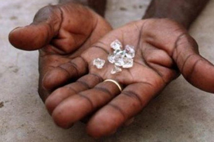 南非钻石就是一种产地来源于南非的钻石，而它的特色就是比较闪亮漂亮，因为南非钻石有“世界名钻”的美誉，并且凡是产地是南非的钻石百分之八十以上都是宝石，而且在南非曾经因为出过巨钻而轰动钻石界，并且如果你直接去南非购买钻石也是相当便宜的。钻石的原石也是由南非的钻石原矿产出。