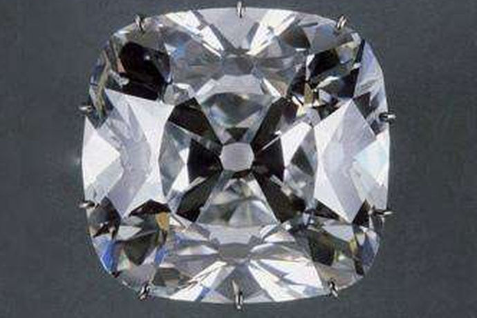 摄政王钻石就是一个大约在三百年前发现的一颗神秘的钻石，而这颗钻石是印度一个奴隶发现的，据说当时为了带出这颗钻石他用刀子割开自己的皮肉将钻石藏在其中才把它带了出来，现在这颗钻石保存在法国巴黎的卢浮宫内，而从它的名字也能够听出来，这颗钻石和皇室有关。一般但凡是和贵族或者皇室有关的东西，那就不可能免俗，所以它的价格同样不容小觑。