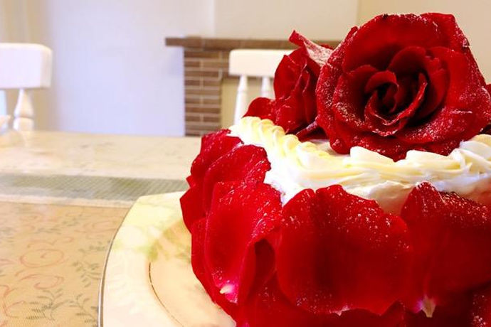 在结婚纪念日这一天，可以准备一个结婚纪念日蛋糕，因为蛋糕寓意为甜蜜的生活。为了突出蛋糕的与众不同，可以提前定制具有中国元素的蛋糕。红色在中国文化中代表着喜庆和吉祥，在结婚纪念日这一天，准备一款极具中国风情的蛋糕，绝对是一种意外的惊喜。