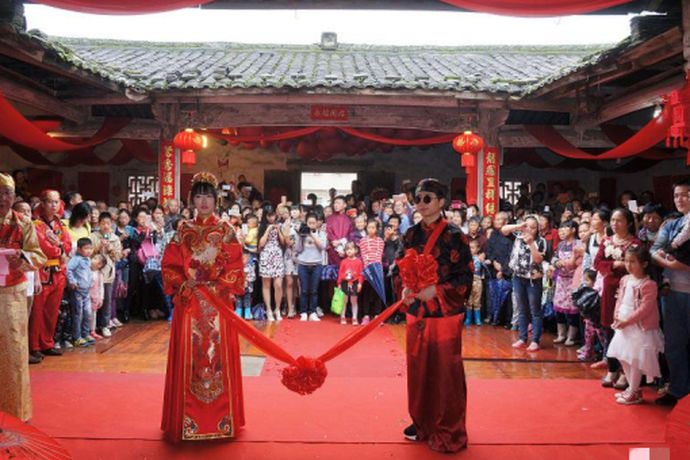 鉴于现在大部分新人在选择婚礼场地时都比较倾向于酒店，而在婚宴酒店举办的一般都是西式婚礼。的确，婚庆公司包括自己策划首选都是西式婚礼的形式，一来是因为可以参考的案例比较多;二是因为传统中式婚礼礼节复杂，具体操作起来麻烦。中华文化博大精深，中国自古以来局势礼仪之邦。仍有不少人想办中式婚礼，所以我们一起来了解一下吧。