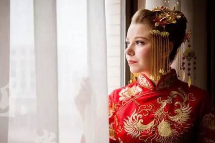 在中式新娘的造型装扮中，新娘的发型通常来说都更倾向于复古风格的表达。因此，中式复古新娘盘发教程会着重介绍盘发时的手法技巧，让发型能够和新娘的传统红色礼服和其他饰品配饰一起进行搭配，显得既复古又具有活力。