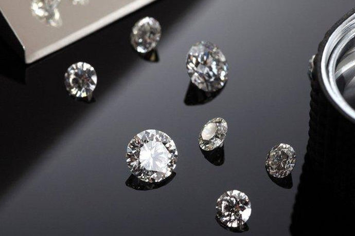裸钻4c是指的经过切割加工以及打磨，但是没有镶嵌的单粒钻石。裸钻最重要的就是切工，而切工是裸钻4C中唯一一项人力可以做到的事情，其中切工的好坏直接会影响到钻石的火彩。火彩指的则是钻石散发出来的光芒的光彩，也就是钻石的魅力度。