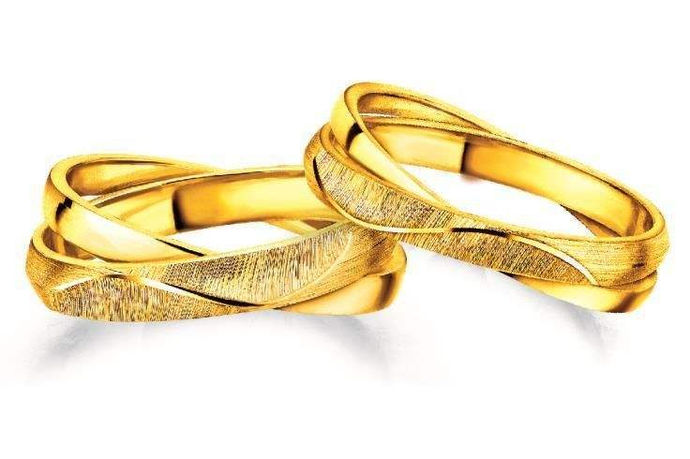 黄金结婚对戒选购方法是指的黄金材质的结婚对戒的选购方法。黄金是财富和身份地位的象征，所以很多的年轻人都是很喜欢购买黄金饰品的。对于采用中式形式结婚的年轻人来讲，也是要购买黄金三样的，其中包括黄金项链、黄金手镯、黄金戒指。