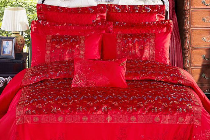 结婚床上用品四件套是指新人在新房布置时需要购买的用在婚床上的物品，一般包括枕套，被套，床单，床罩，并且这些用品的颜色以红色系为主，能够烘托出新婚的喜庆气氛，对于品牌和价位的选择就是根据每个人的喜好还有经济能力决定了，无论做出怎样的选择，舒适度才是最重要的，这样才能给大家带来更好的家居体验。