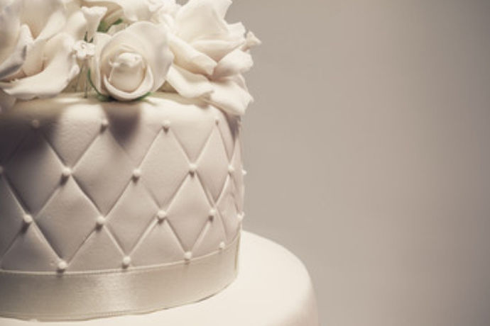 婚礼蛋糕类型图片大全是指新人在婚礼当天可以选择的婚礼蛋糕样式图片有哪些，方便自己在这些多种多样的蛋糕图片中选择一款符合自己婚礼的样式，并且提前找到专业的婚礼蛋糕制作团队进行蛋糕的定制，这个提前准备工作一定要做好，避免时间仓促出现小失误。