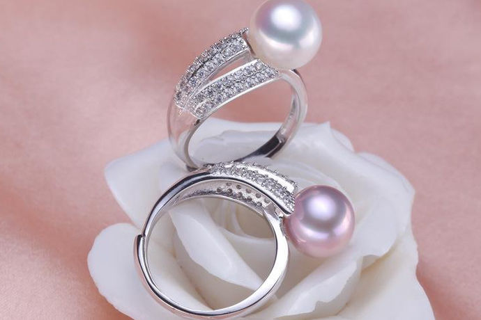 珍珠戒指保养方法是指的珍珠的戒面的戒指日常佩戴的保养方法。珍珠戒指虽然看起来没有钻石戒指那样的奢华，但是它具有自己的独特魅力的贵气，女性带上它可以呈现出来一种知性的美。珍珠戒指的保养与黄金、翡翠自然是不同的，因为珍珠里面含有刀矿物成分不同。