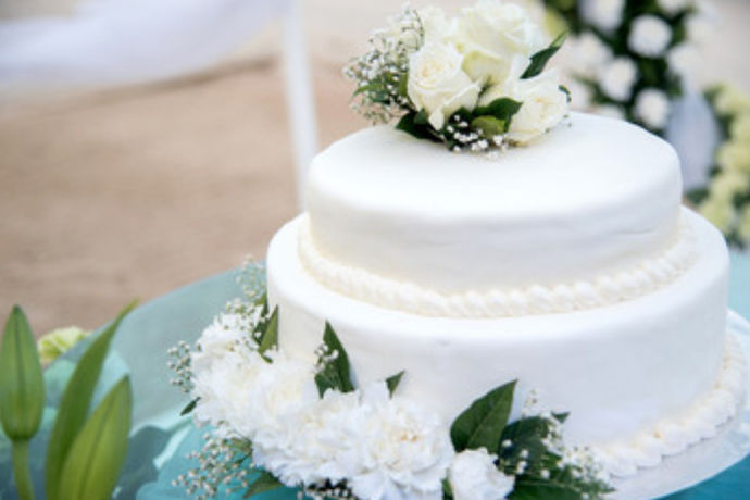 定制婚礼蛋糕是指新人为了使婚礼仪式更加圆满完整而提前找到专门制作蛋糕的地方，按照自己的要求制作出来的蛋糕。定制蛋糕能够更加符合新人的要求，大家可以把自己的想法创意都与制作师傅沟通好，让婚礼蛋糕能够为自己的婚礼带来更好的辅助作用。