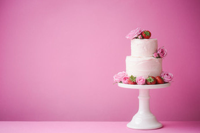 婚礼蛋糕颜色选择是指新人在定制婚礼上用的蛋糕的时候选择的颜色是什么，很多人愿意以颜色来打造一场婚礼，像是冰蓝色婚礼主题或者是传统的中式复古婚礼主题都是采用颜色搭配来布置婚宴现场的，作为婚礼上一个重要的环节，婚礼蛋糕的颜色选择自然也是十分重要的了，既不能偏离主题，又要考虑到蛋糕样式的静美度，这就让很多新人花费了一番心思进行选择。