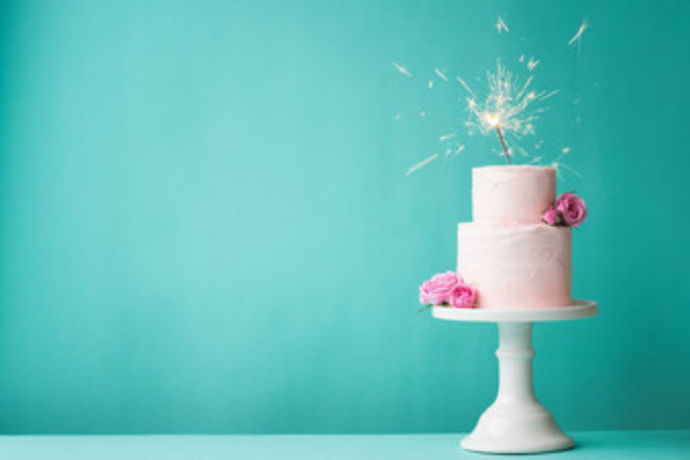 婚礼蛋糕定制攻略就是指结婚当天用到的蛋糕定制的方法有哪些呢？有哪些参考因素呢？以下我们一起来看看一场完美的婚礼的蛋糕定制方法。
