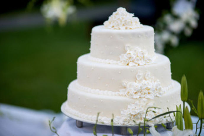 三层婚礼蛋糕是指新人为了举办婚礼提前定制的一个有三层样式的婚礼蛋糕，这样的蛋糕无疑是更加有档次的，在婚礼过程中必备的新人切蛋糕环节，可以让宾客看出新人对于婚礼的重视程度。至于婚礼蛋糕样式的选择可以根据个人的喜好或者与婚礼主题相搭配来决定。